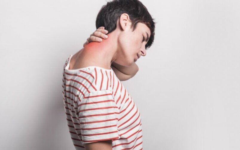 Douleur dans les symptômes du cou de l'ostéochondose cervicale